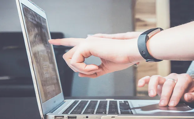 PC画面を指している様子